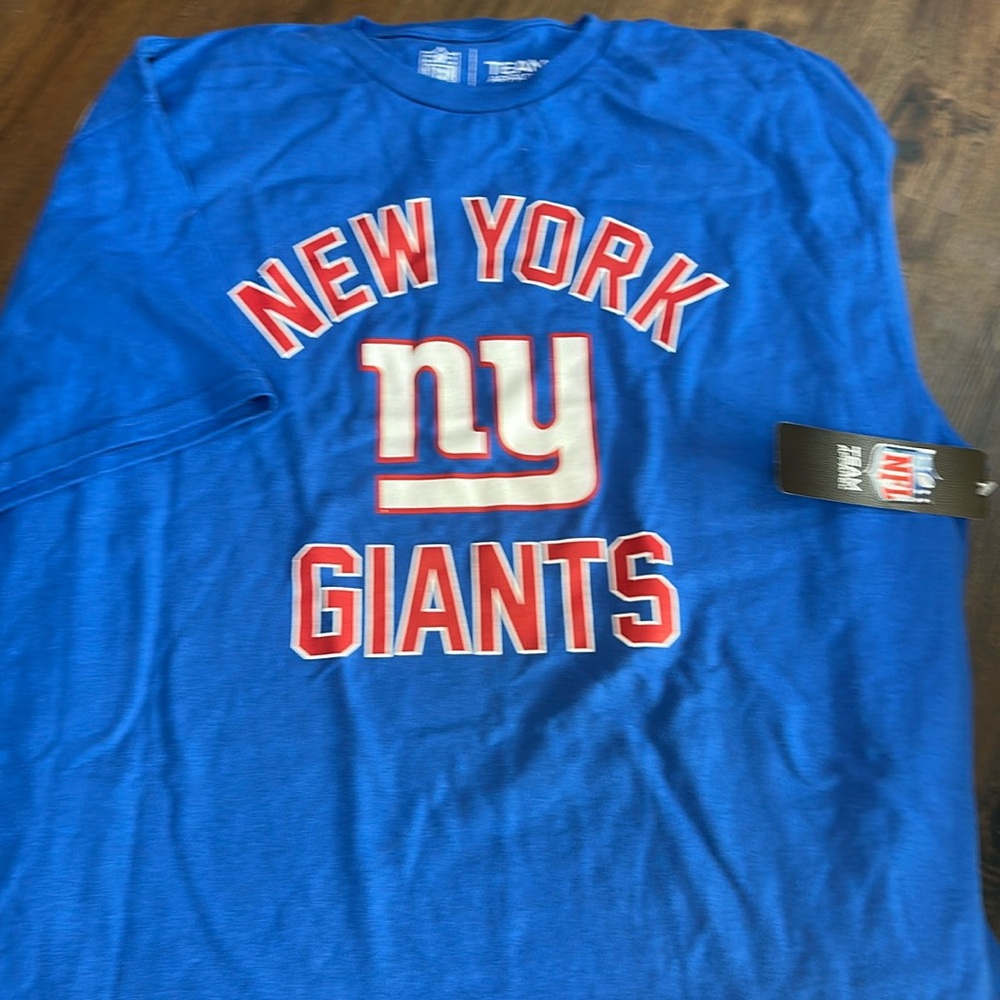 NY Giants T. NWT. Size L. See photos.